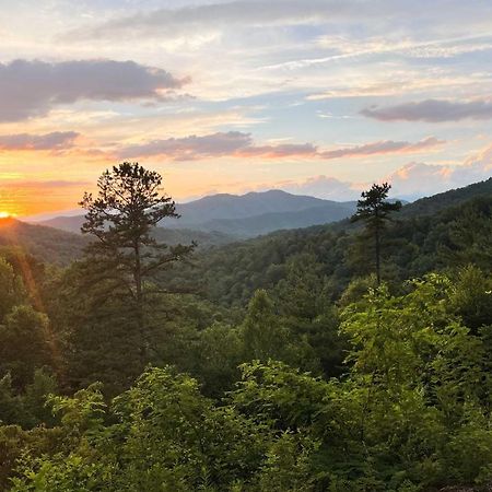 Vibrant Bryson City Home With Mtn Views And Deck! 外观 照片