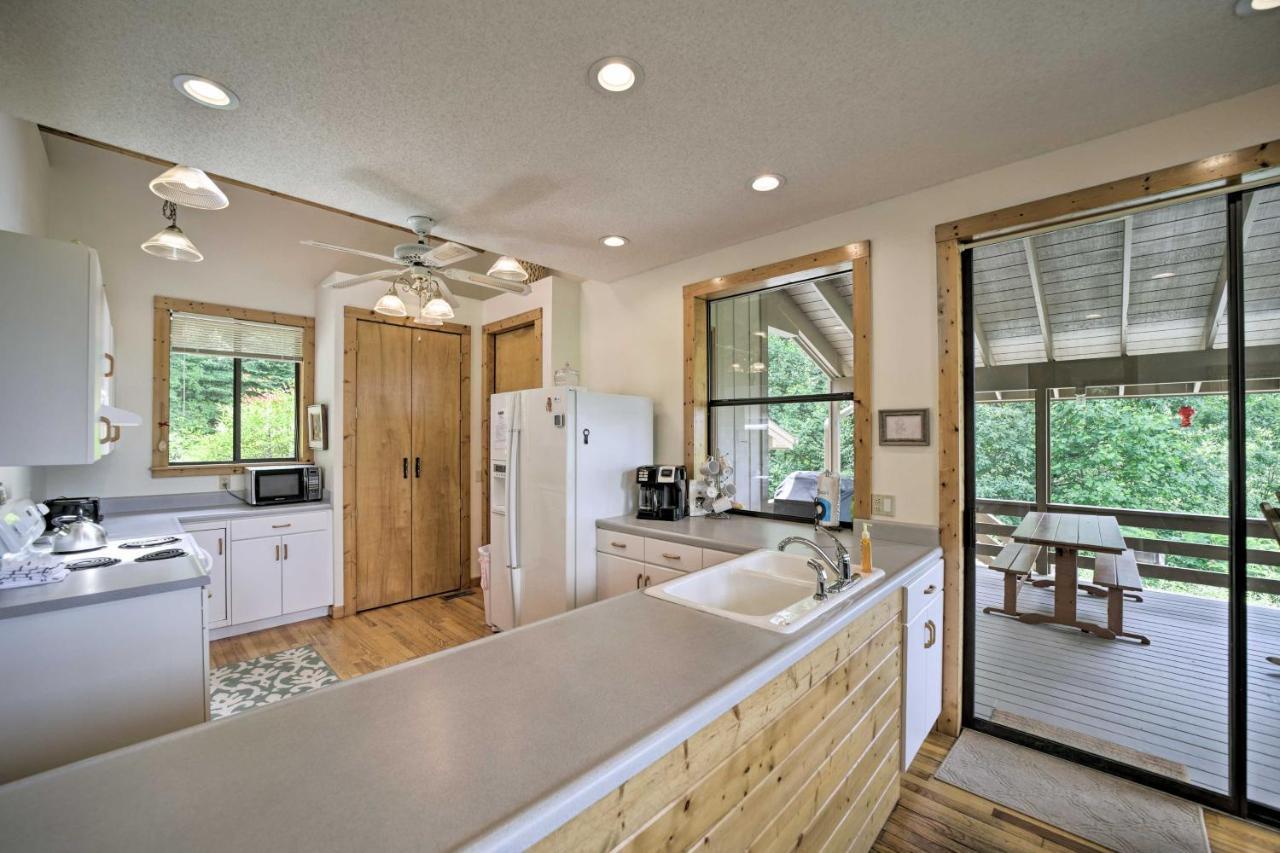 Vibrant Bryson City Home With Mtn Views And Deck! 外观 照片