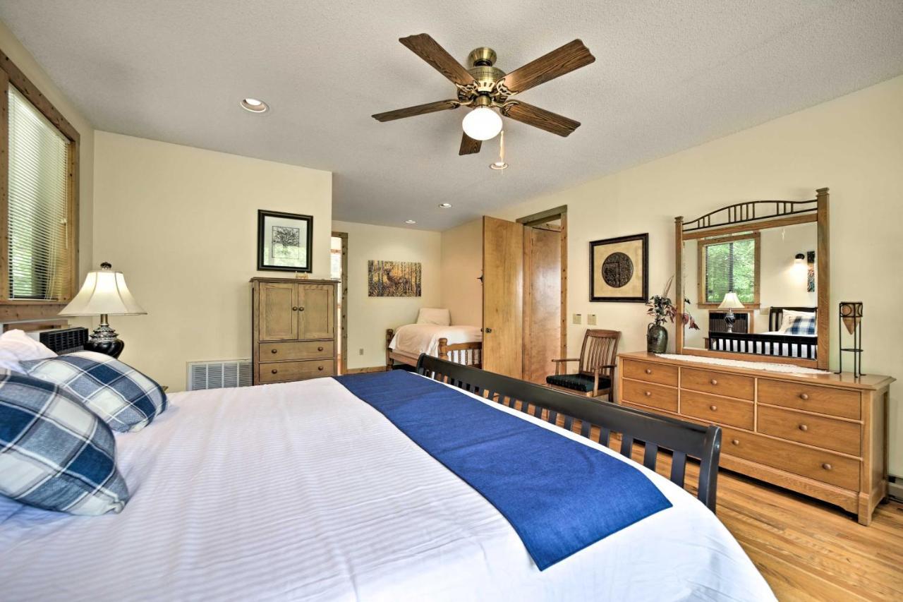 Vibrant Bryson City Home With Mtn Views And Deck! 外观 照片