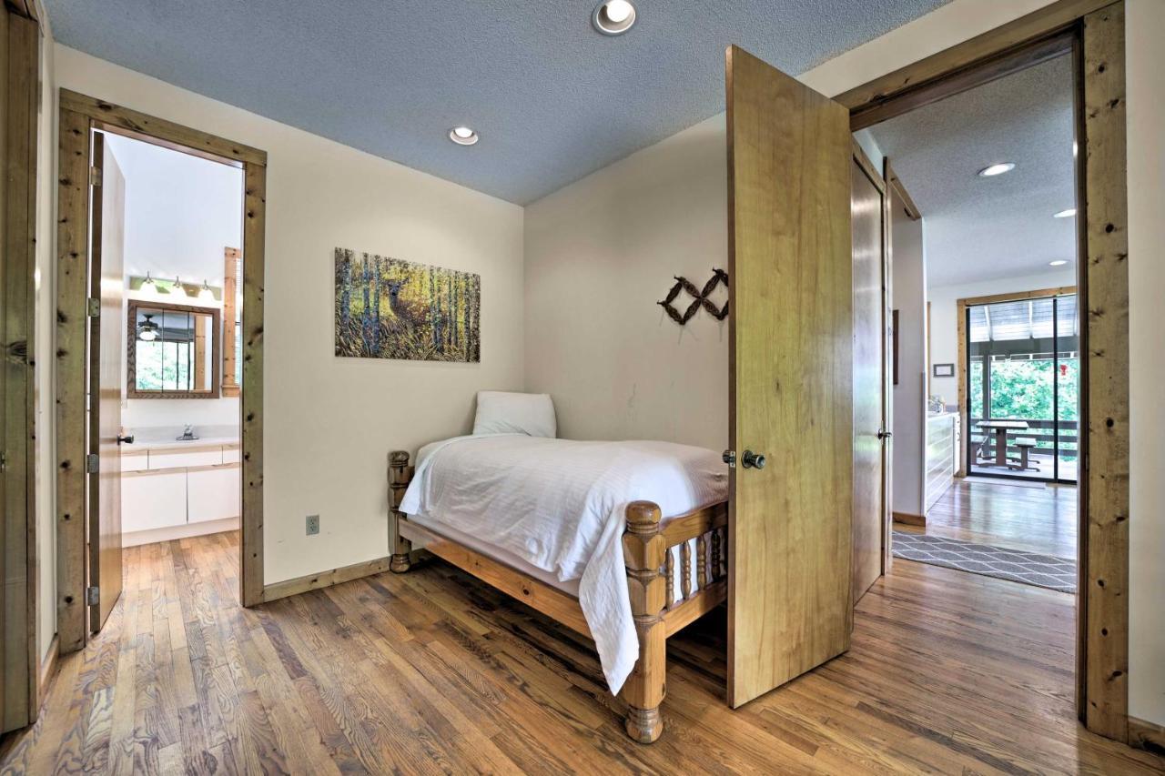 Vibrant Bryson City Home With Mtn Views And Deck! 外观 照片