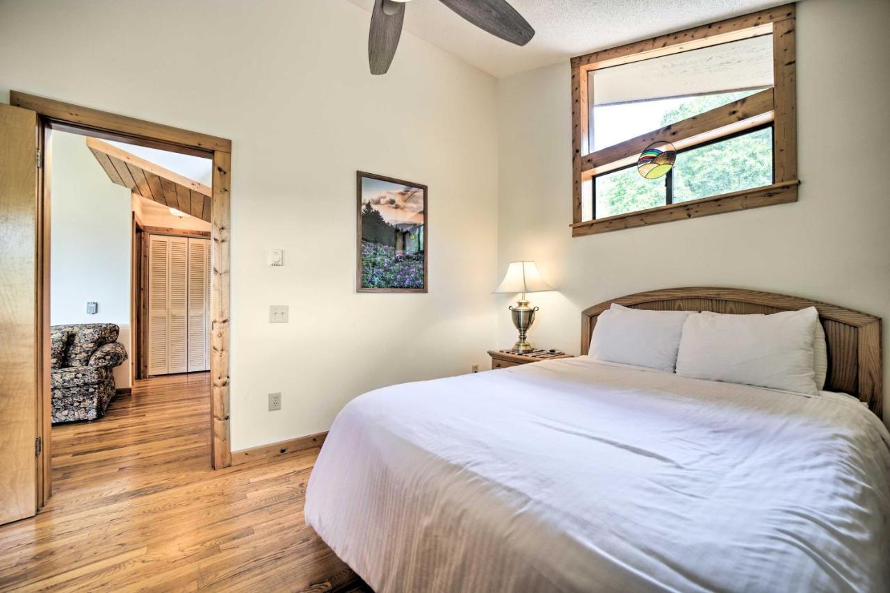 Vibrant Bryson City Home With Mtn Views And Deck! 外观 照片