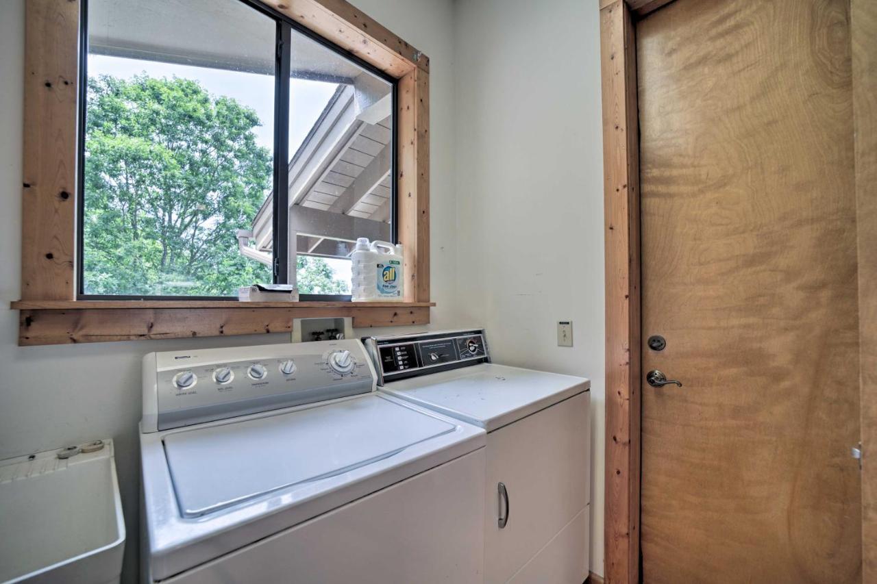 Vibrant Bryson City Home With Mtn Views And Deck! 外观 照片